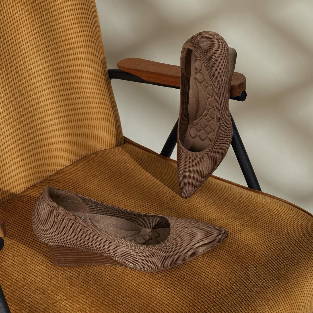 [Aria Wedge Pro] ポインテッドトゥ ウェッジヒール パンプス