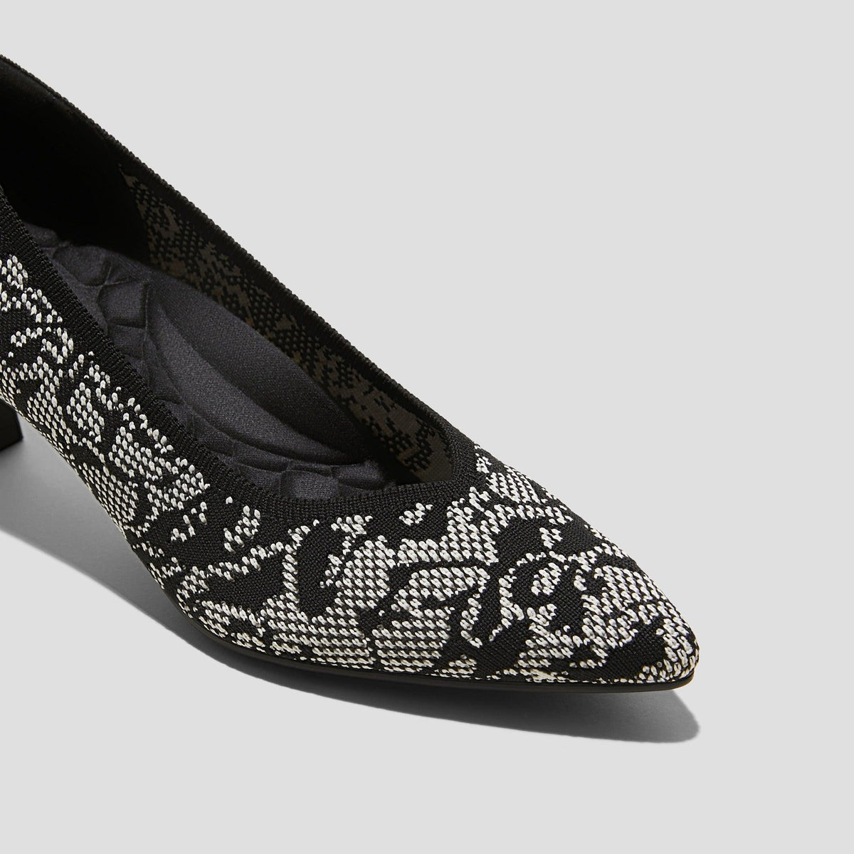 [Scarlett] ポインテッドトゥ キトゥンヒール パンプス