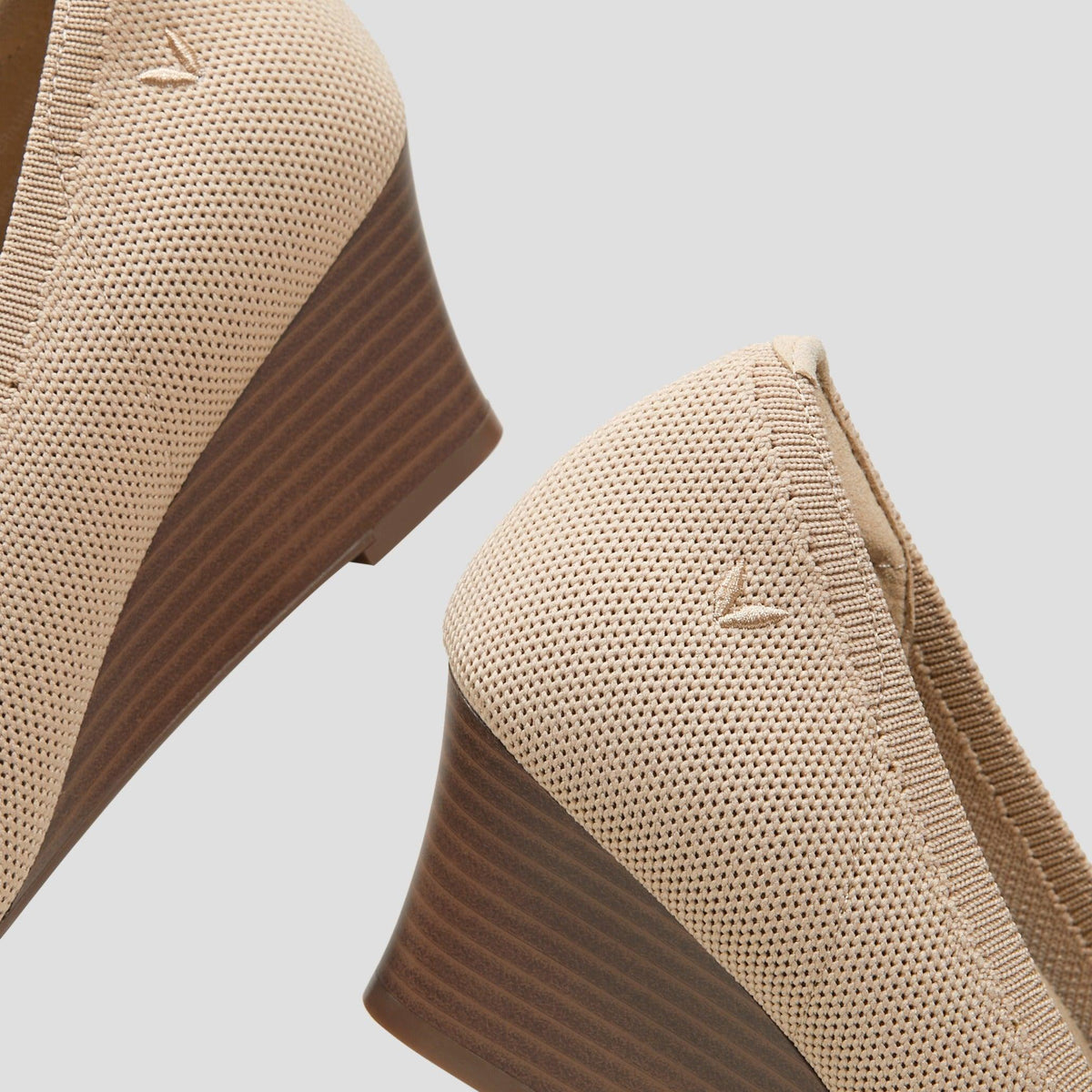 [Tamia Wedge Pro] アーモンドトゥ ウェッジヒール パンプス